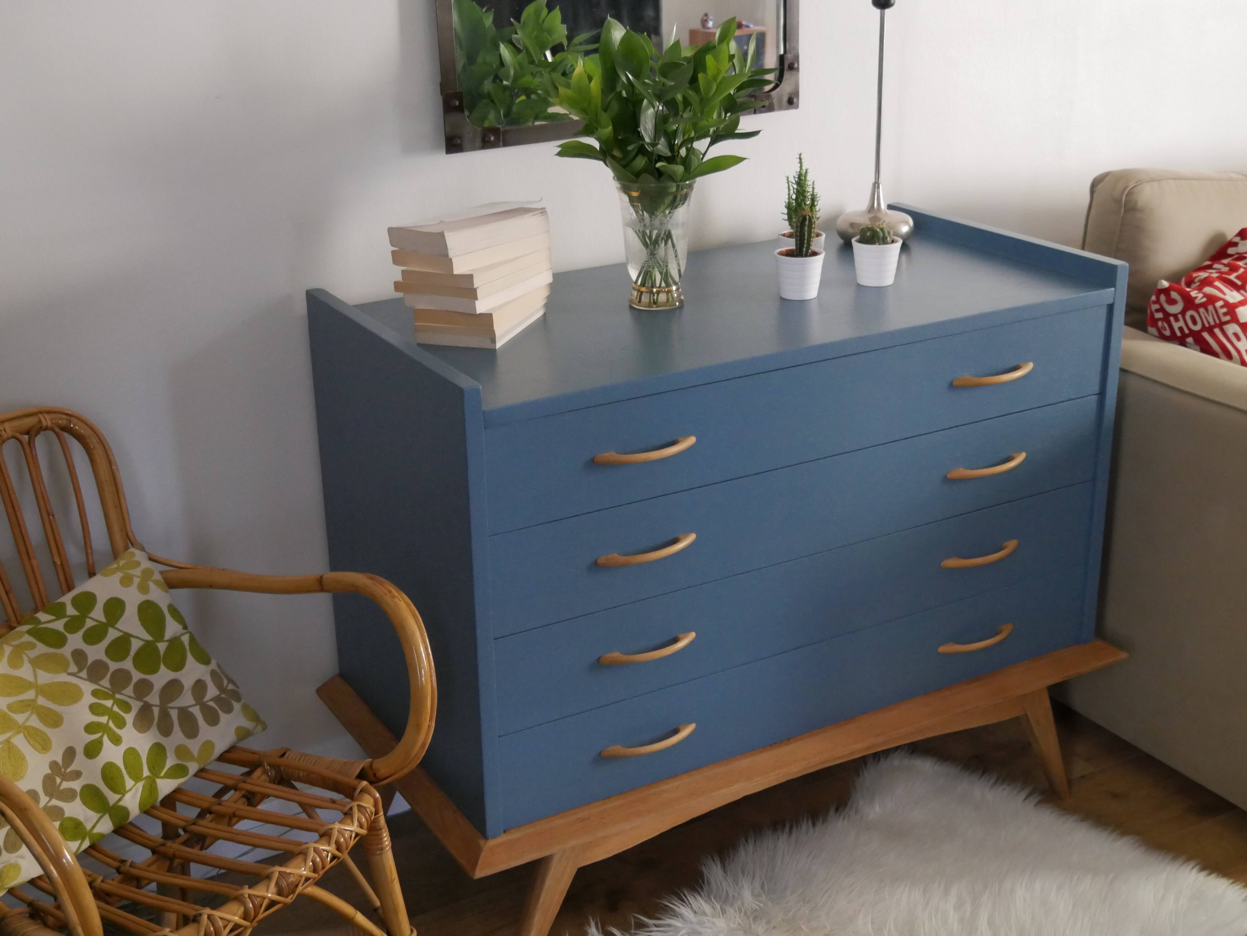 Dresser compass feet, deep blue