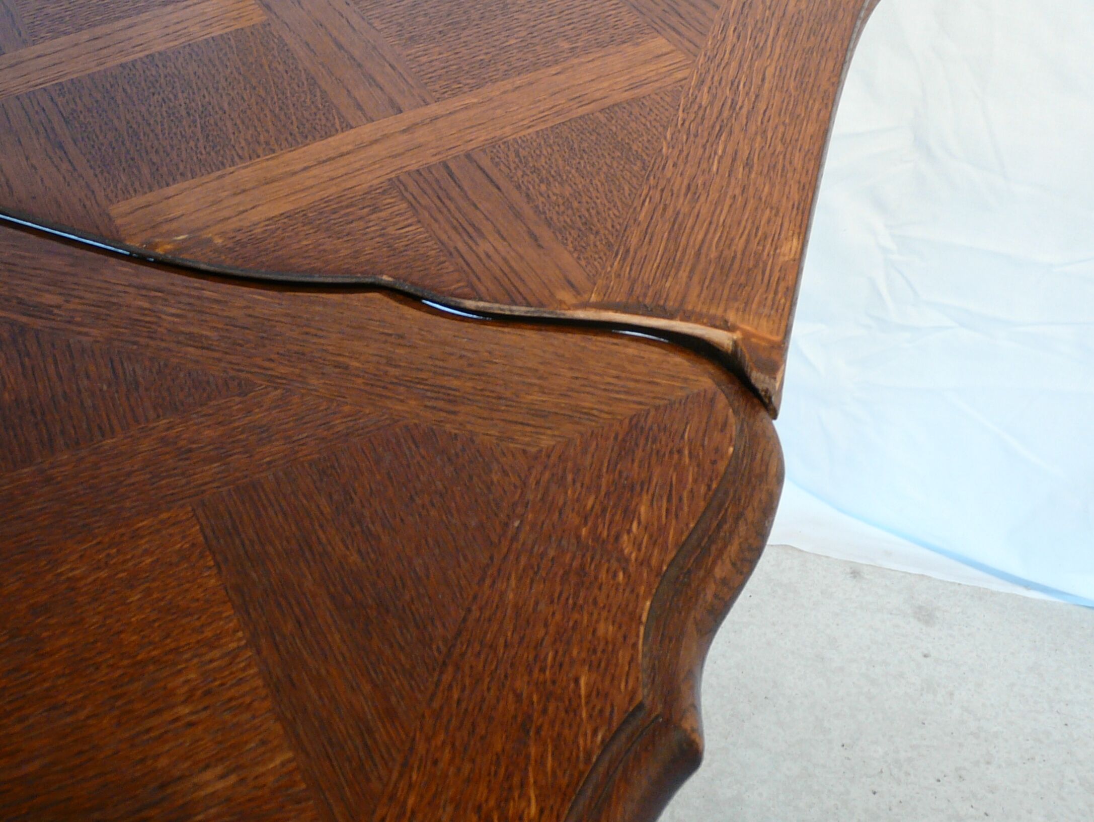 Extendable rectangular table with Italian extension cords