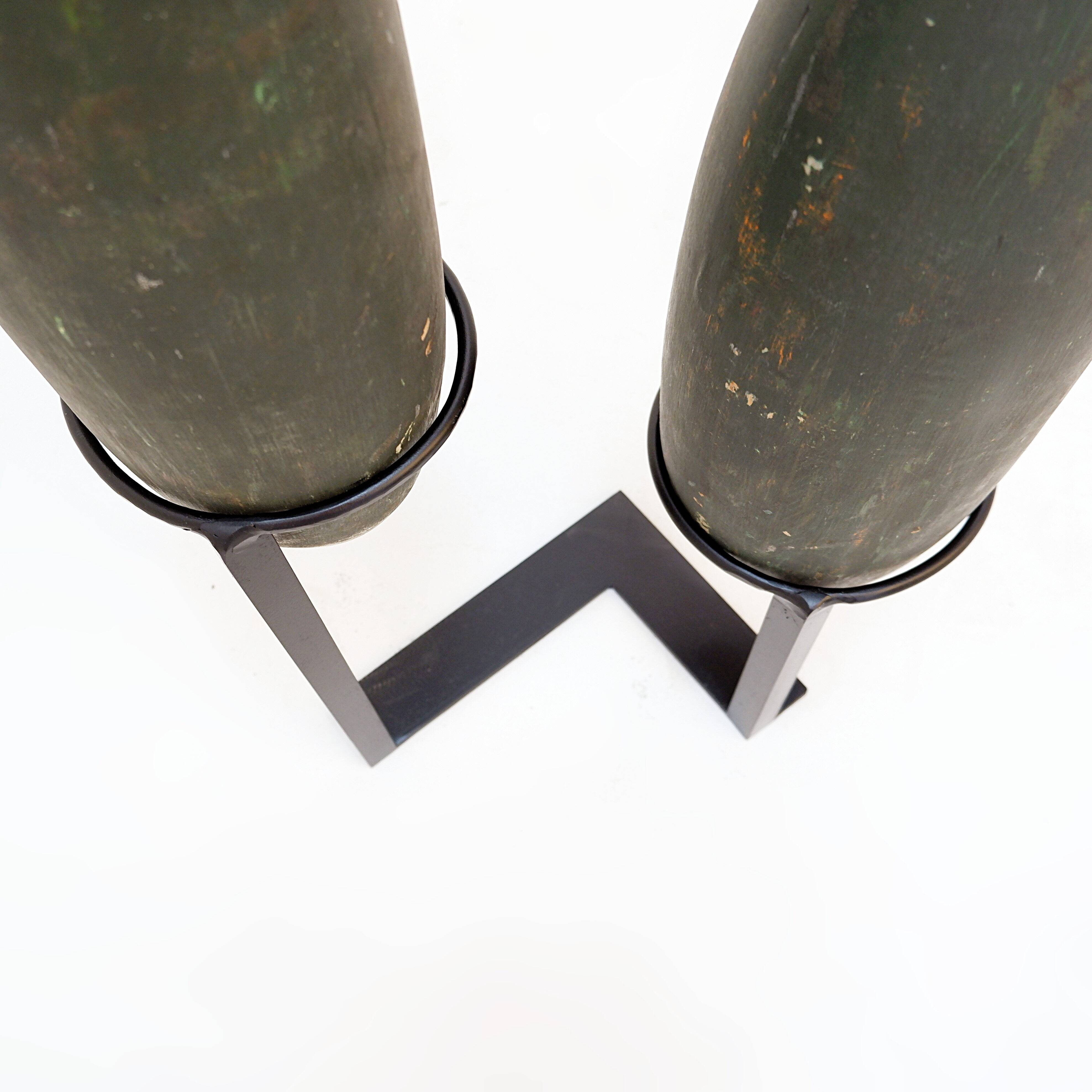 Paire de grandes quilles d'exercice en bois sur socle début du 20ème siècle