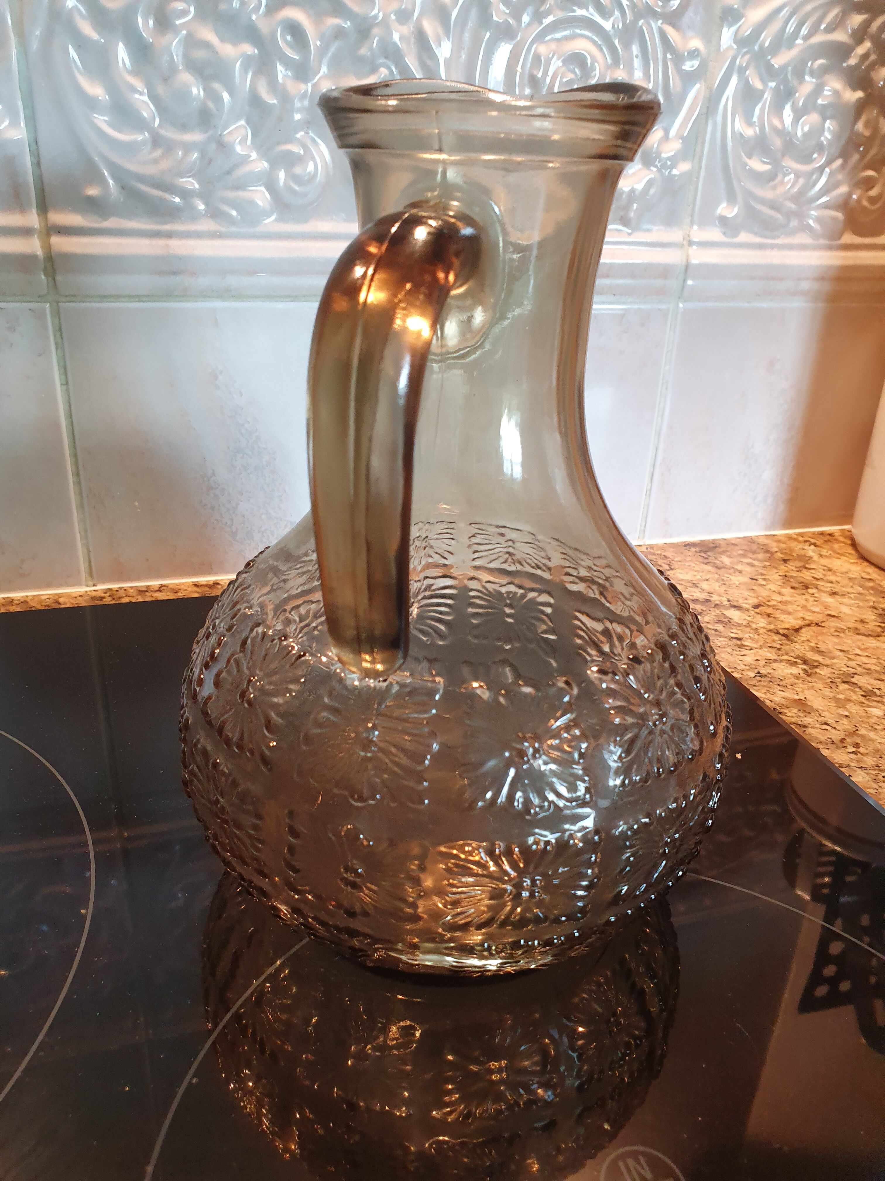 Pitcher-carafe glass smokes