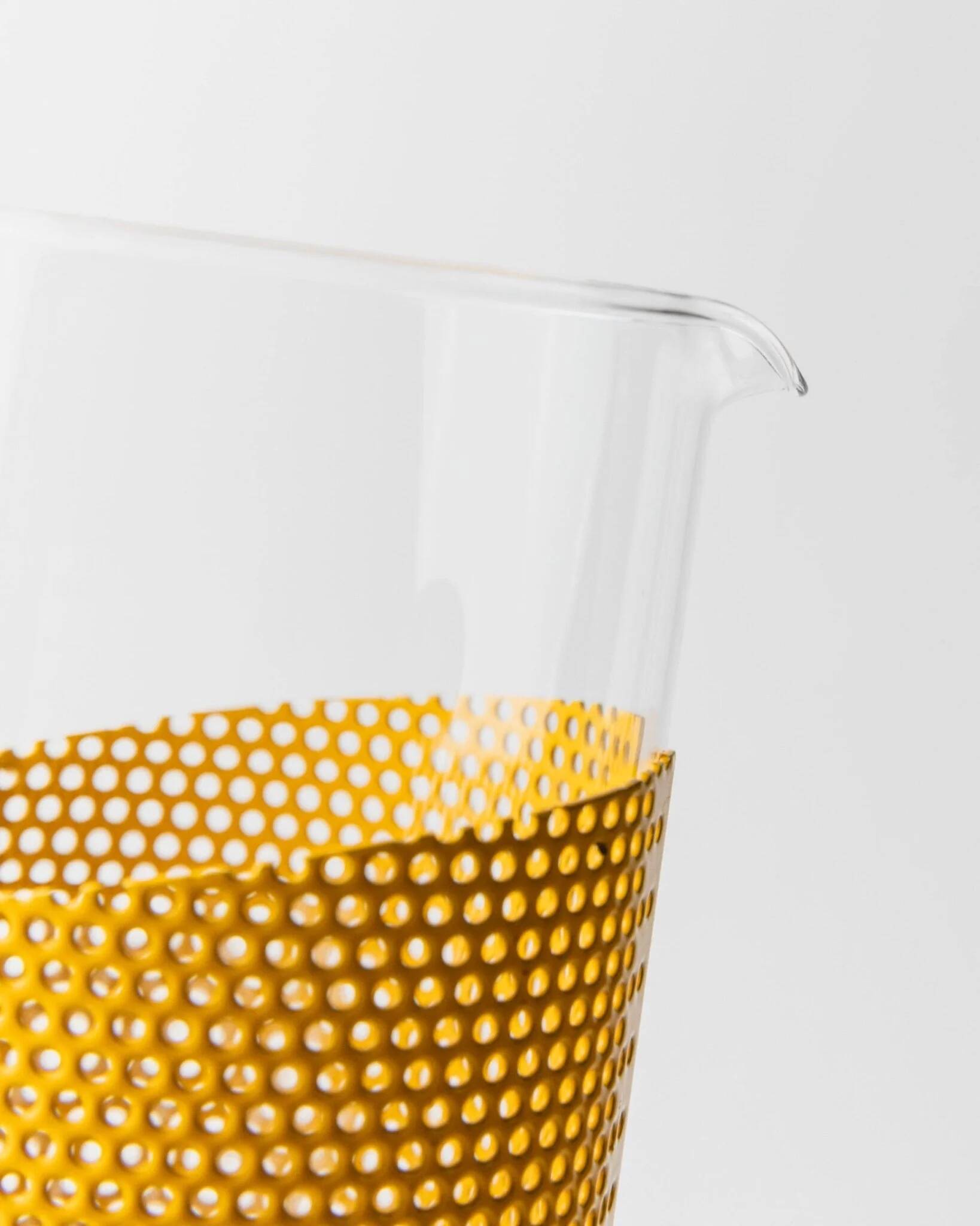 Carafe en verre transparent avec manchon en métal jaune et pilon - Style Memphis, Italie des années 1980