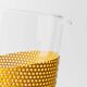 Carafe en verre transparent avec manchon en métal jaune et pilon - Style Memphis, Italie des années 1980