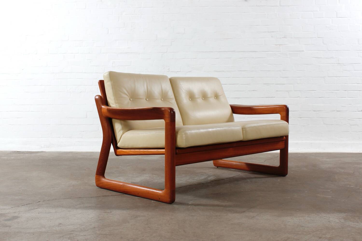 Canapé vintage 2 places Holstebro en teck, design danois du milieu du siècle