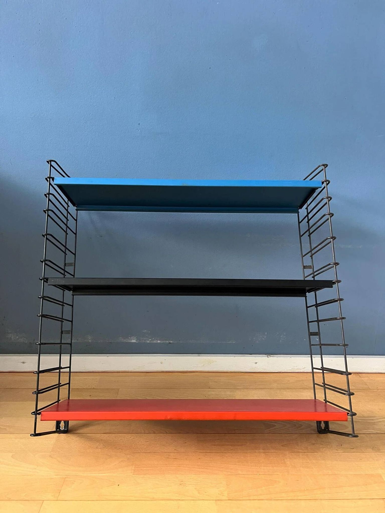 Étagère murale modulaire vintage Tomado en métal bleu, noir et rouge