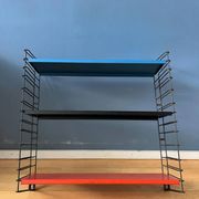 Étagère murale modulaire vintage Tomado en métal bleu, noir et rouge