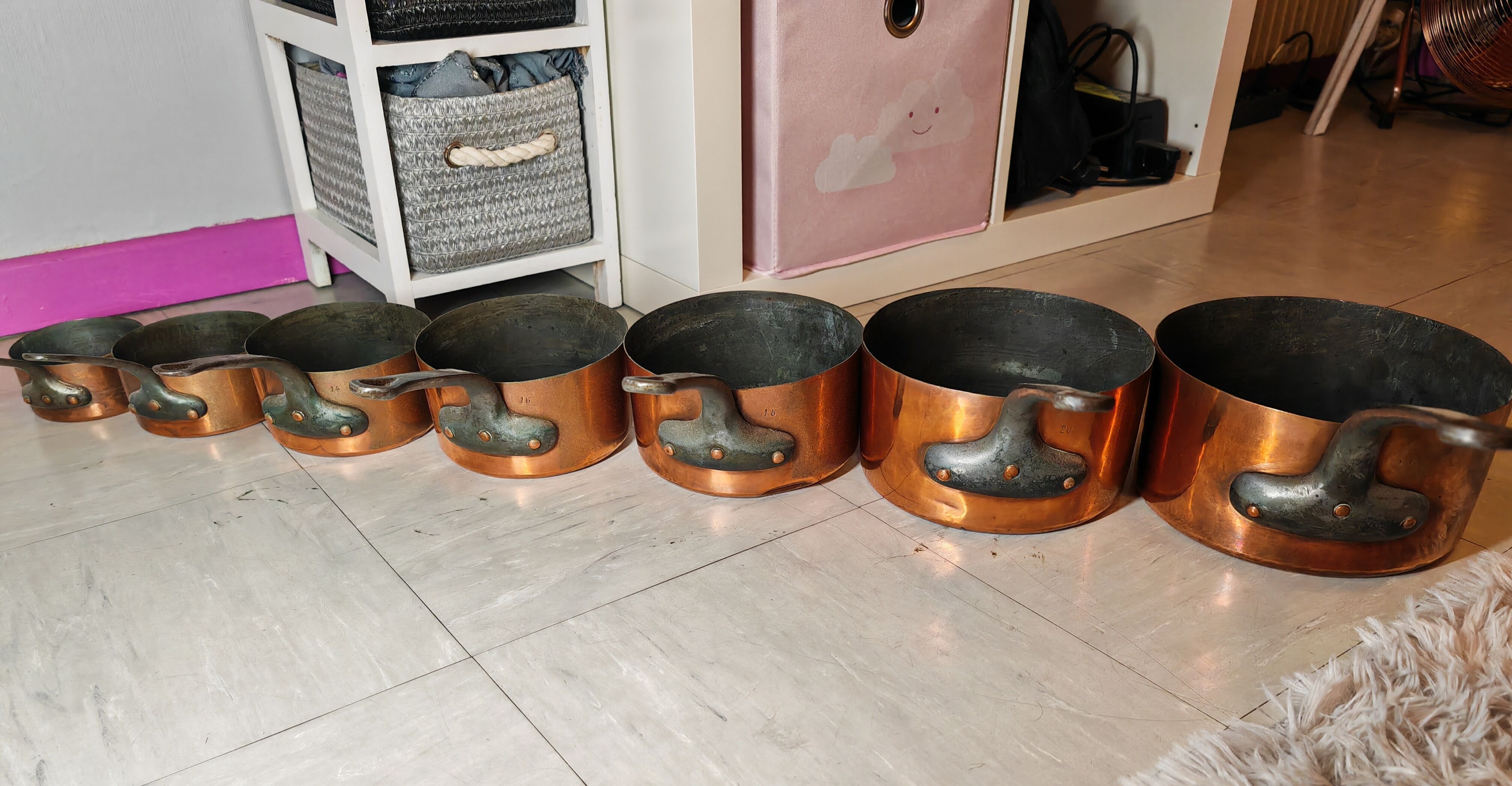 Lot de 7 casseroles en cuivre / manche en laiton