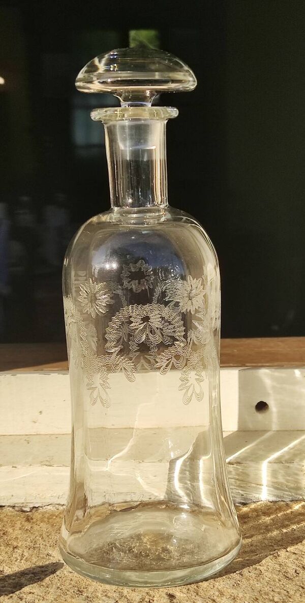 Deux bouteilles anciennes en verre gravé