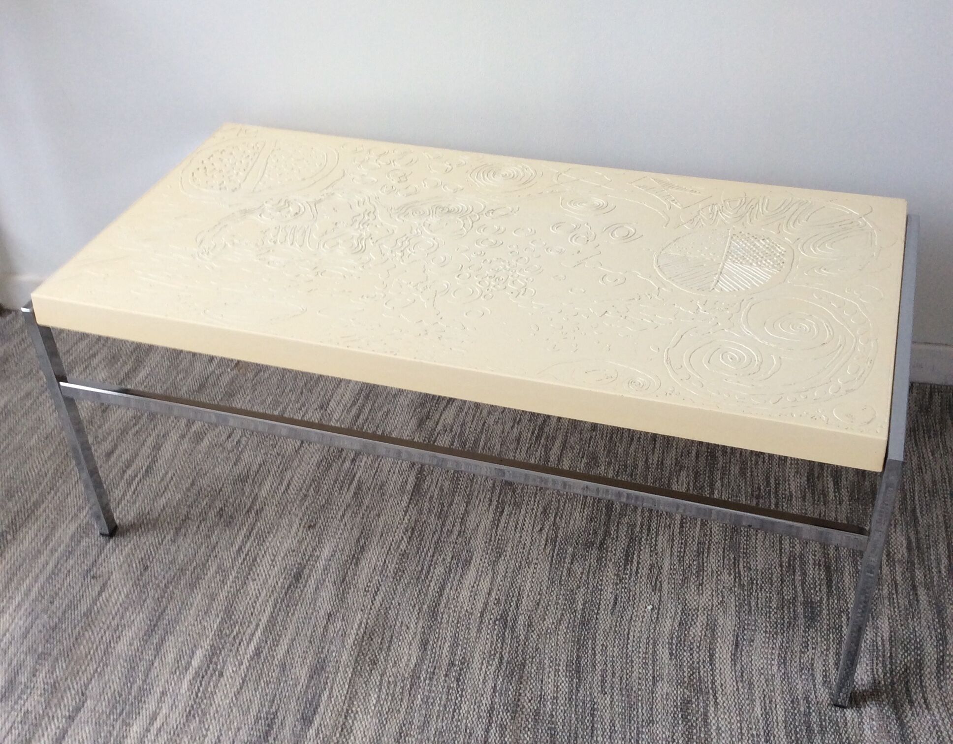 Vintage coffee table 70 in molded resin and chrome metal