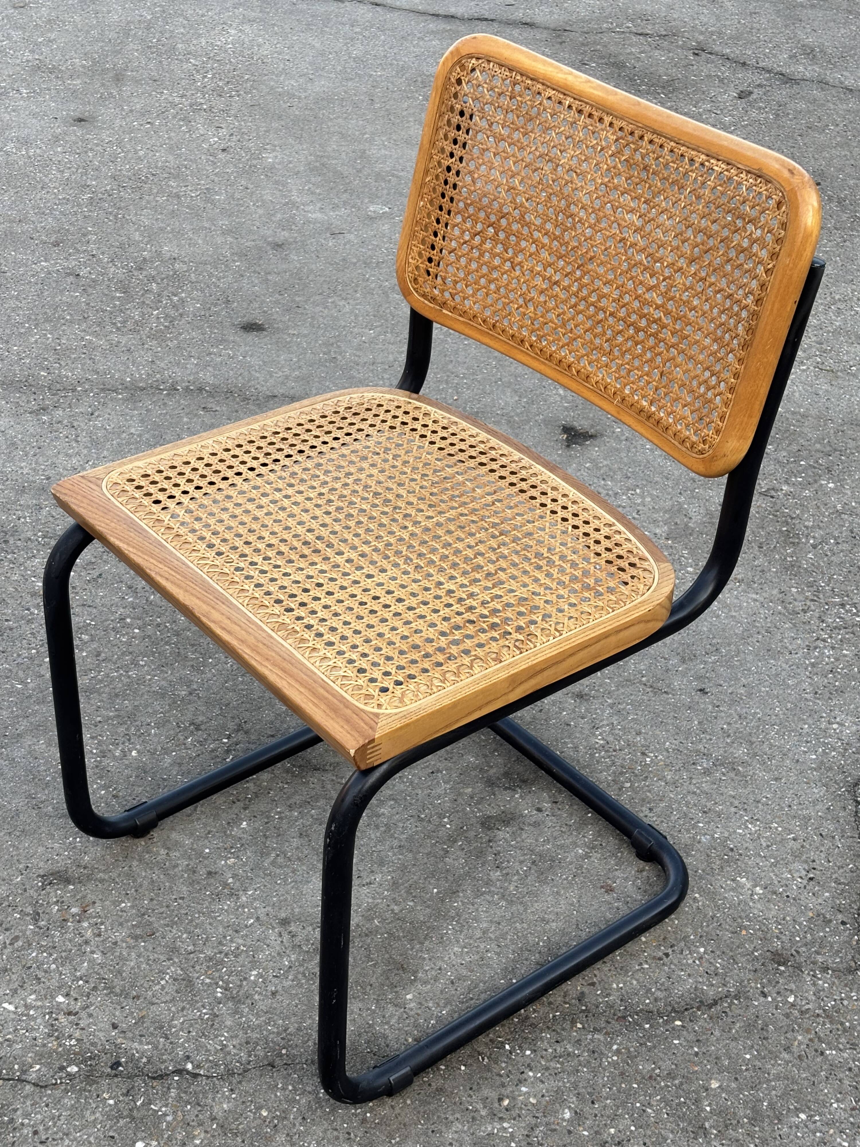 Ensemble de 4 chaises Cesca B32 conçues par Marcel Breuer, cadre noir.