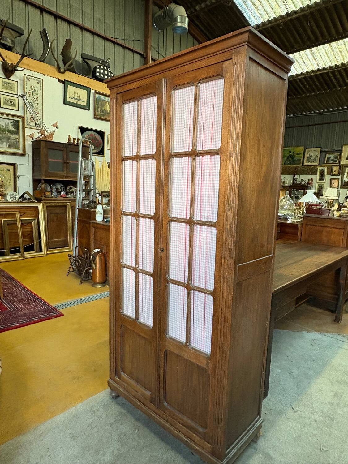 Ancienne Armoire parisienne vitrée en bois