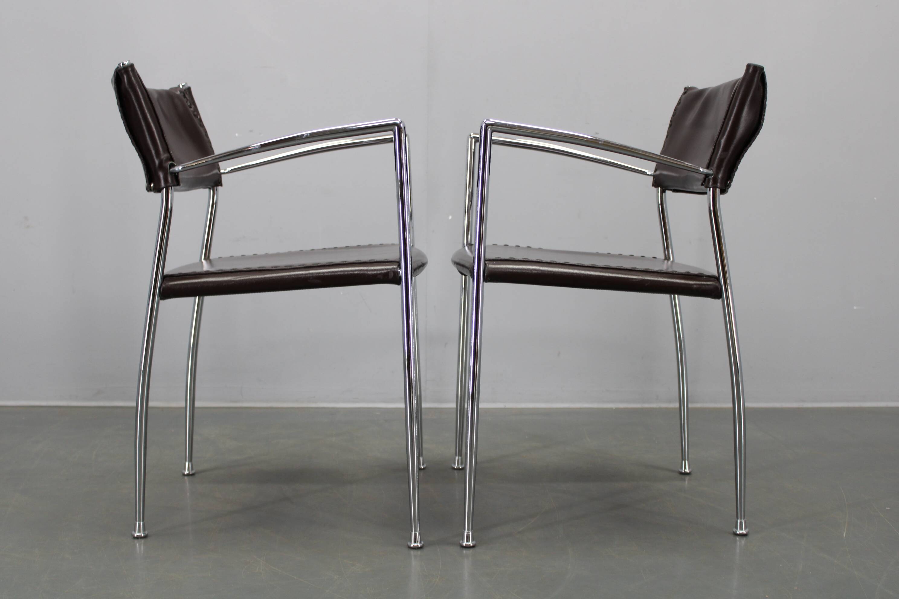 Ensemble de six fauteuils en cuir italien et chrome par Arper.