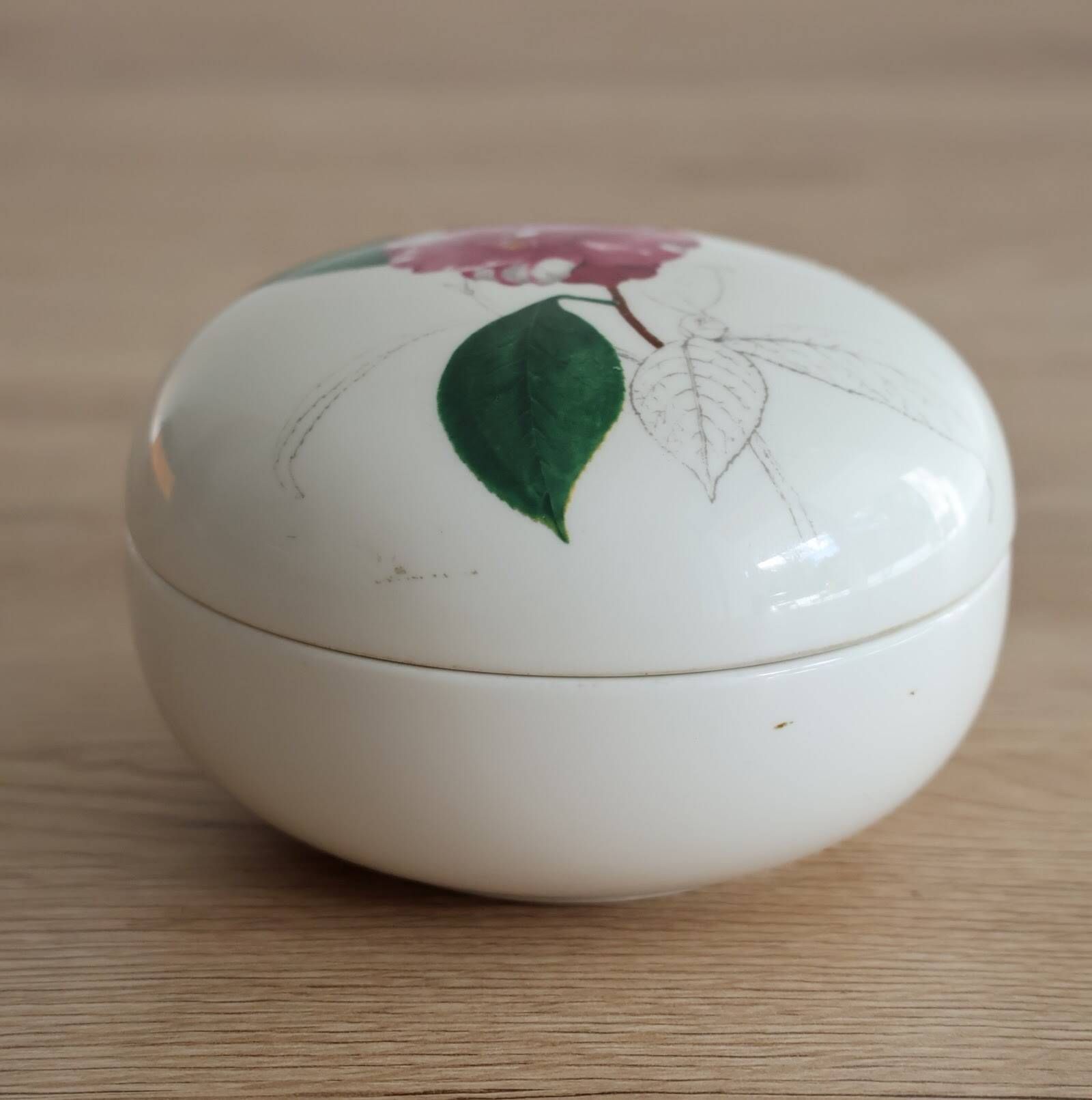 Villeroy & boch porcelain jewelry box model "camelia canduiflora"