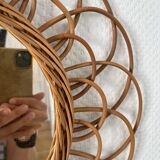 Miroir vintage en rotin formant une fleur