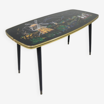 Table basse vintage avec plateau en verre et pieds angulaires et effilés années 50