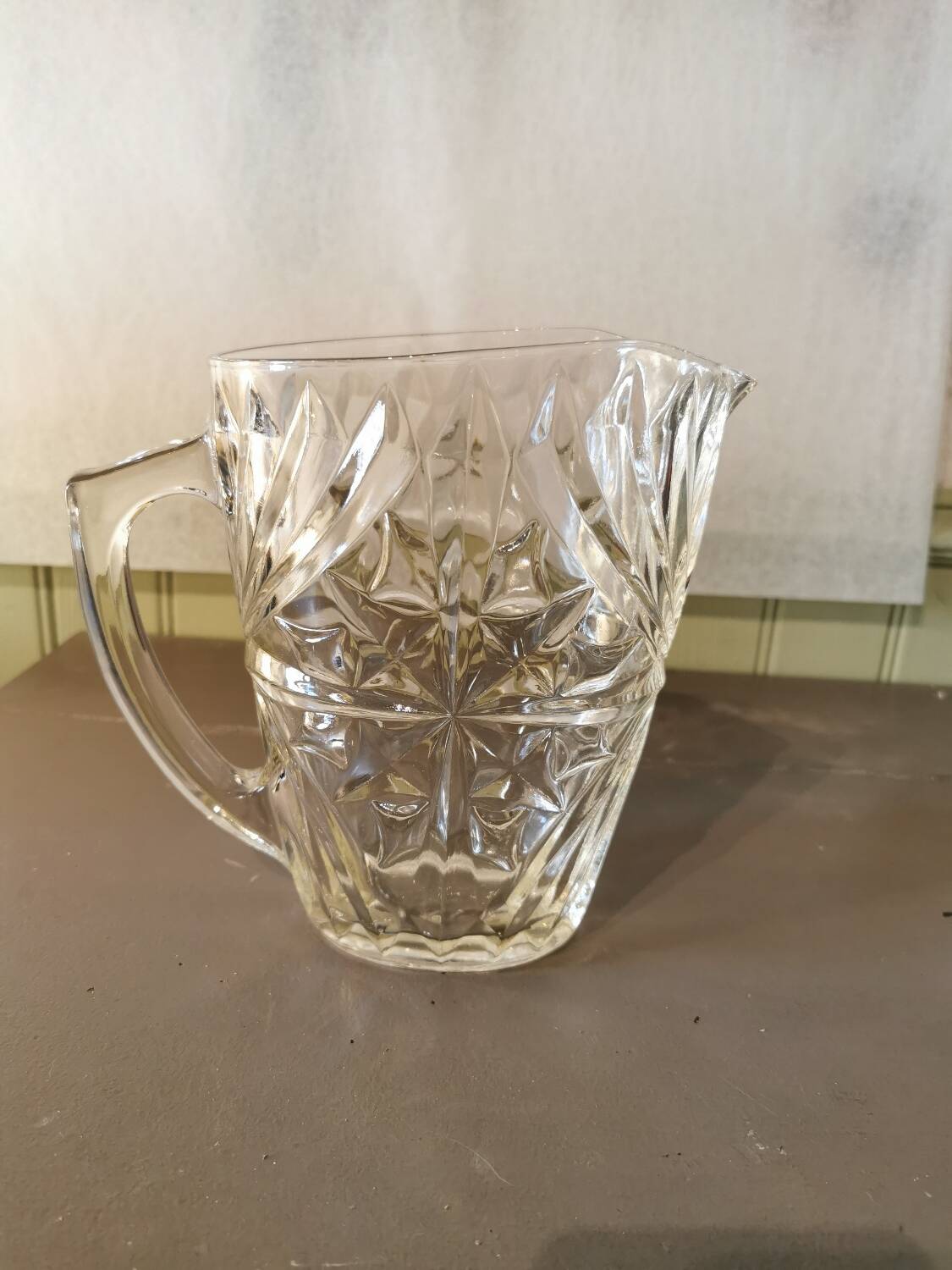 Pichet vintage en verre moulé
