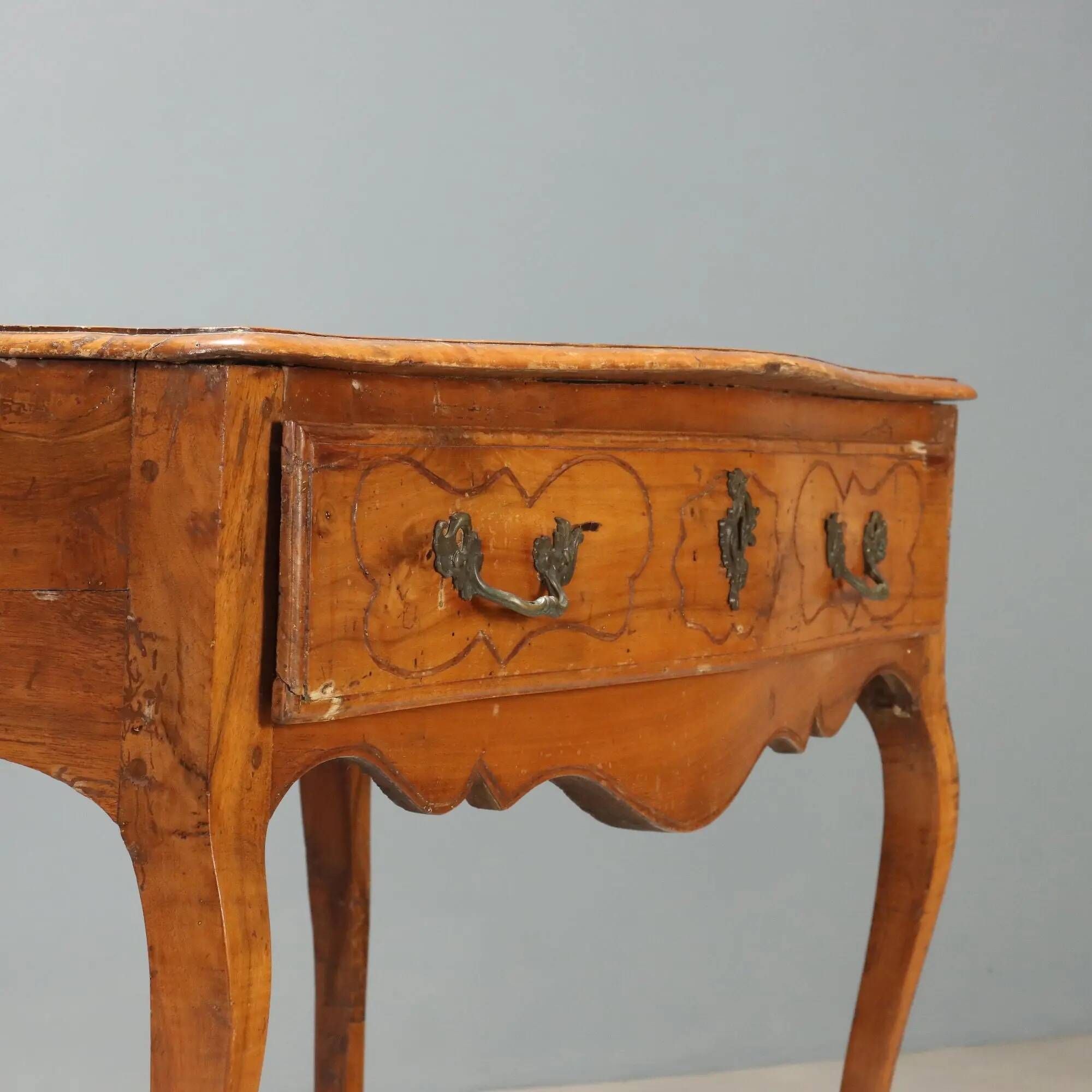Baroque antique console in walnut and bronze, Italy, 18th century.