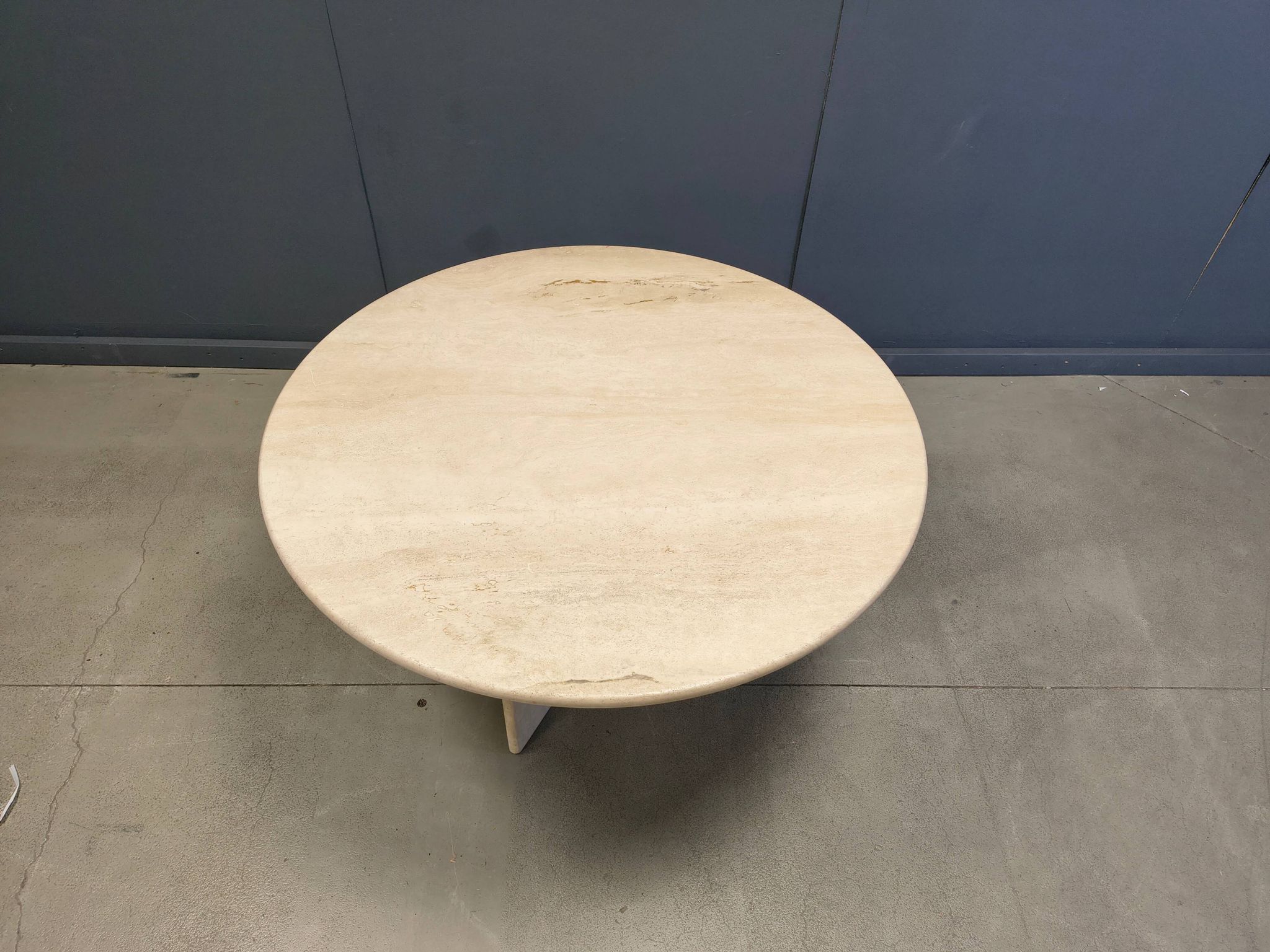 Table à manger ronde en travertin italien des années 1970