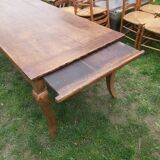 Extendable farmhouse table