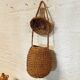 Panier en paille tressée
