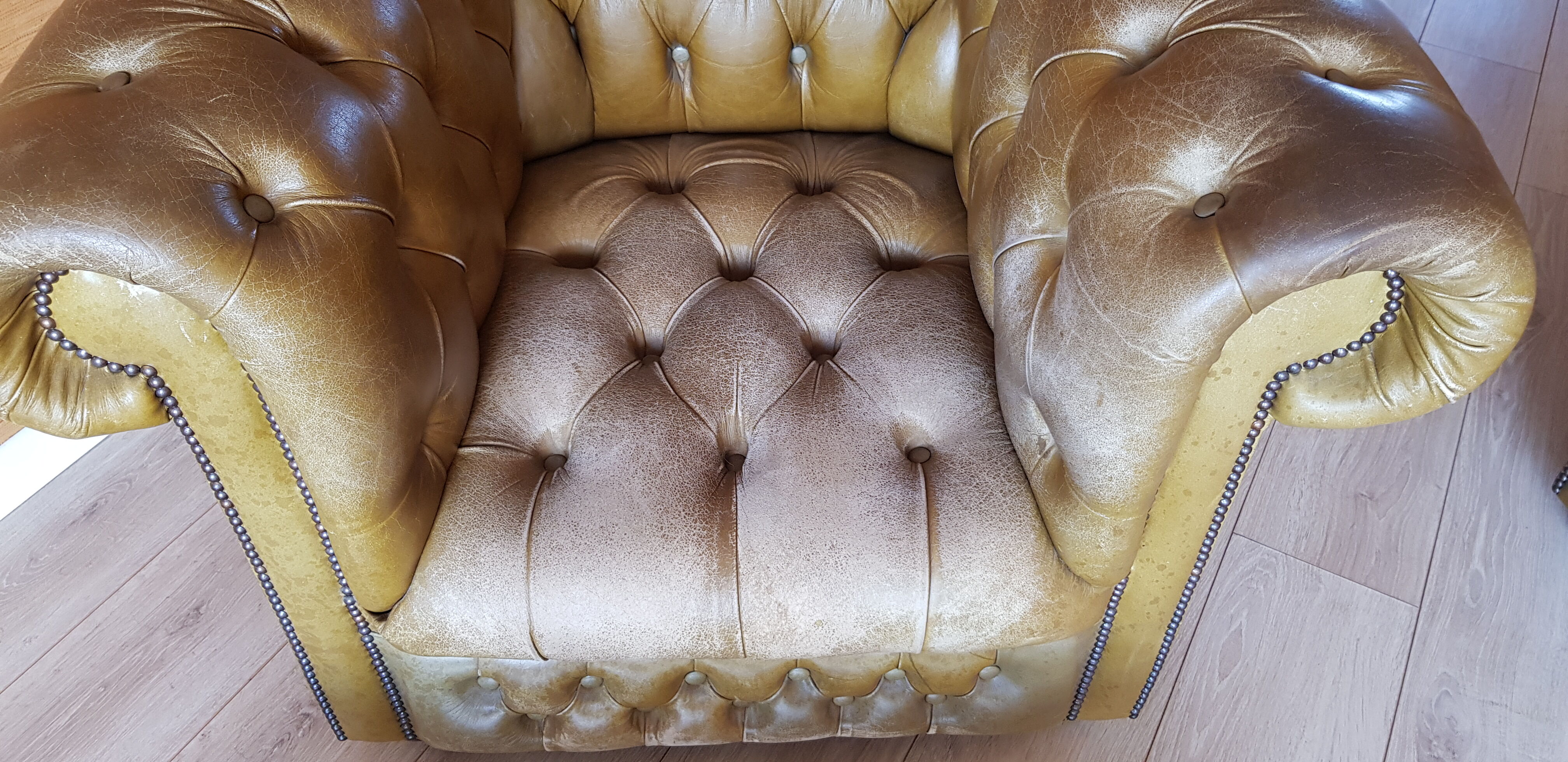 Fauteuil et repose-pied chesterfield en cuir vert