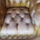Fauteuil et repose-pied chesterfield en cuir vert
