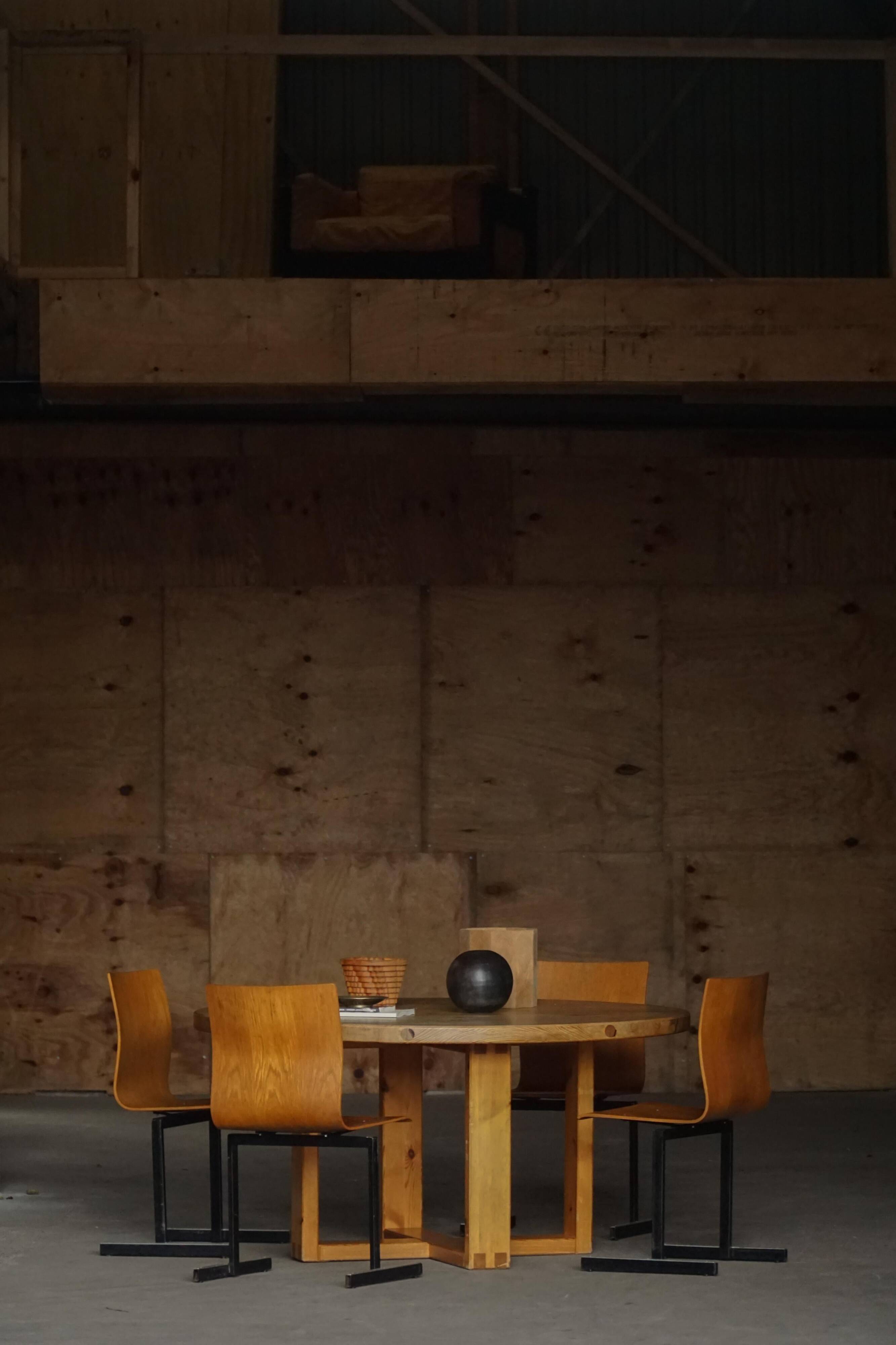 Round table in pine by Roland Wilhelmsson, mid-20th century.