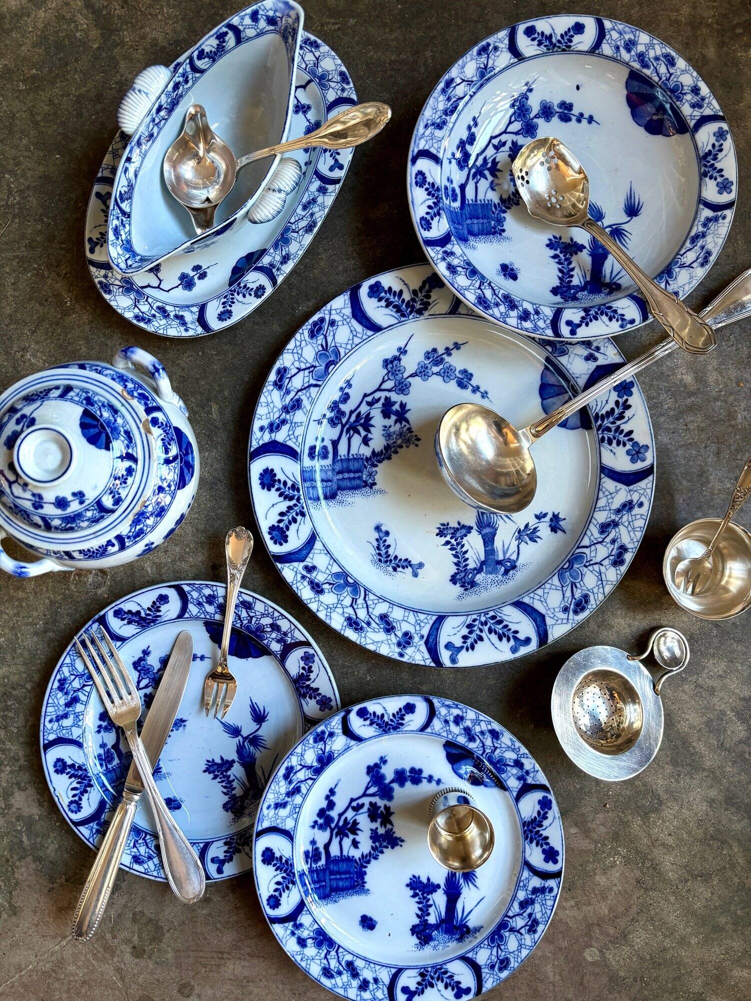 6 Creil and Montereau flat plates in blue earthenware, "Japan" service circa 1895