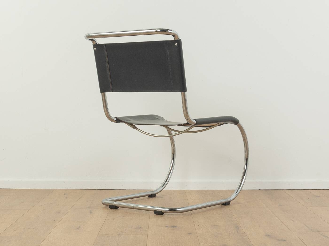 MR 10 Cantilever Chair