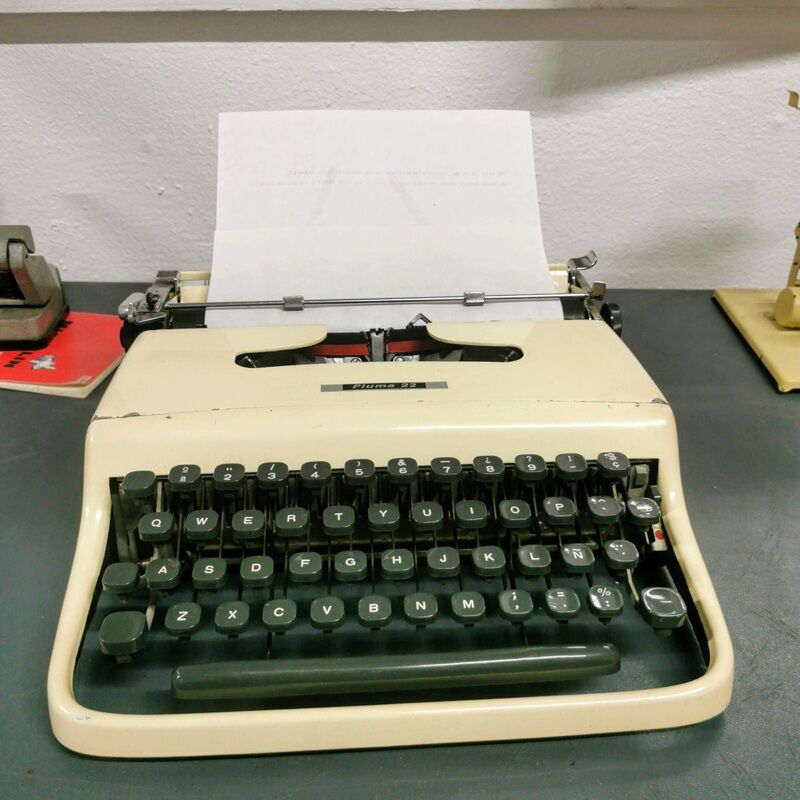 Olivetti Typewriter - Pluma 22