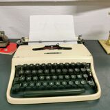 Olivetti Typewriter - Pluma 22