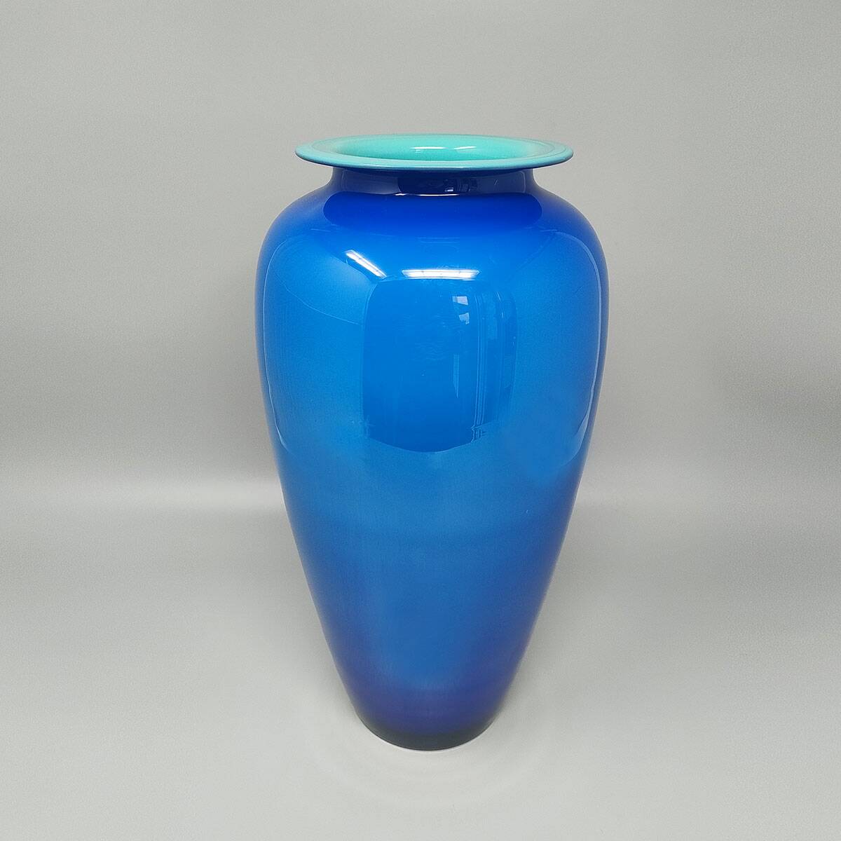 1960s luxury handcrafted blue vase in Murano glass by Ca Dei Vetrai. Made in Italy