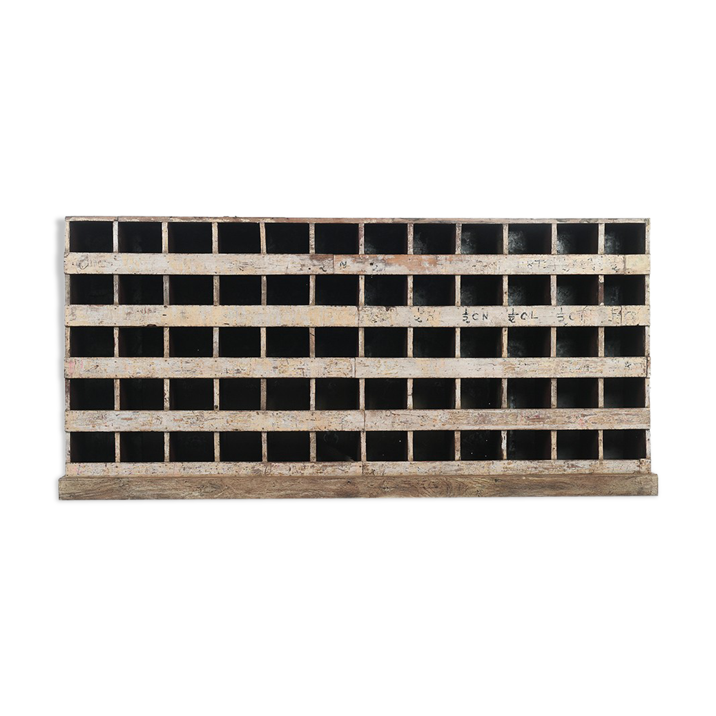 Meuble d’atelier en bois à 60 casiers