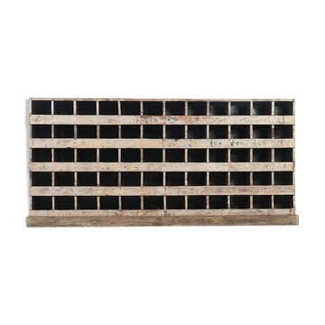 Meuble d’atelier en bois à 60 casiers