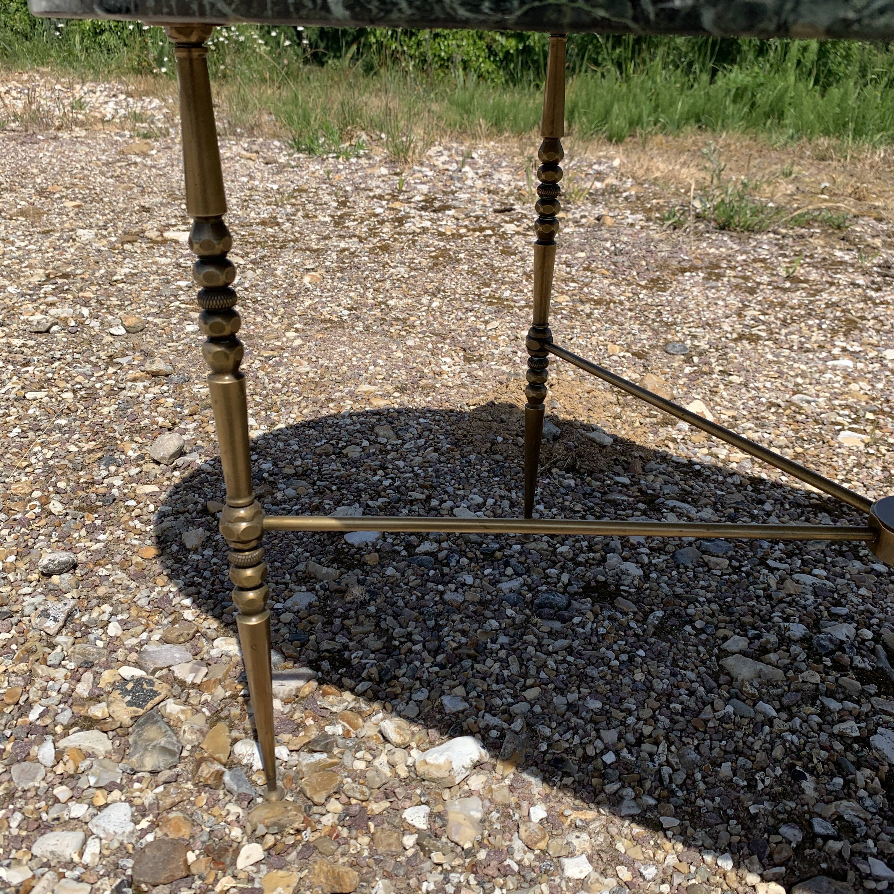 Oval coffee table in veined green marble