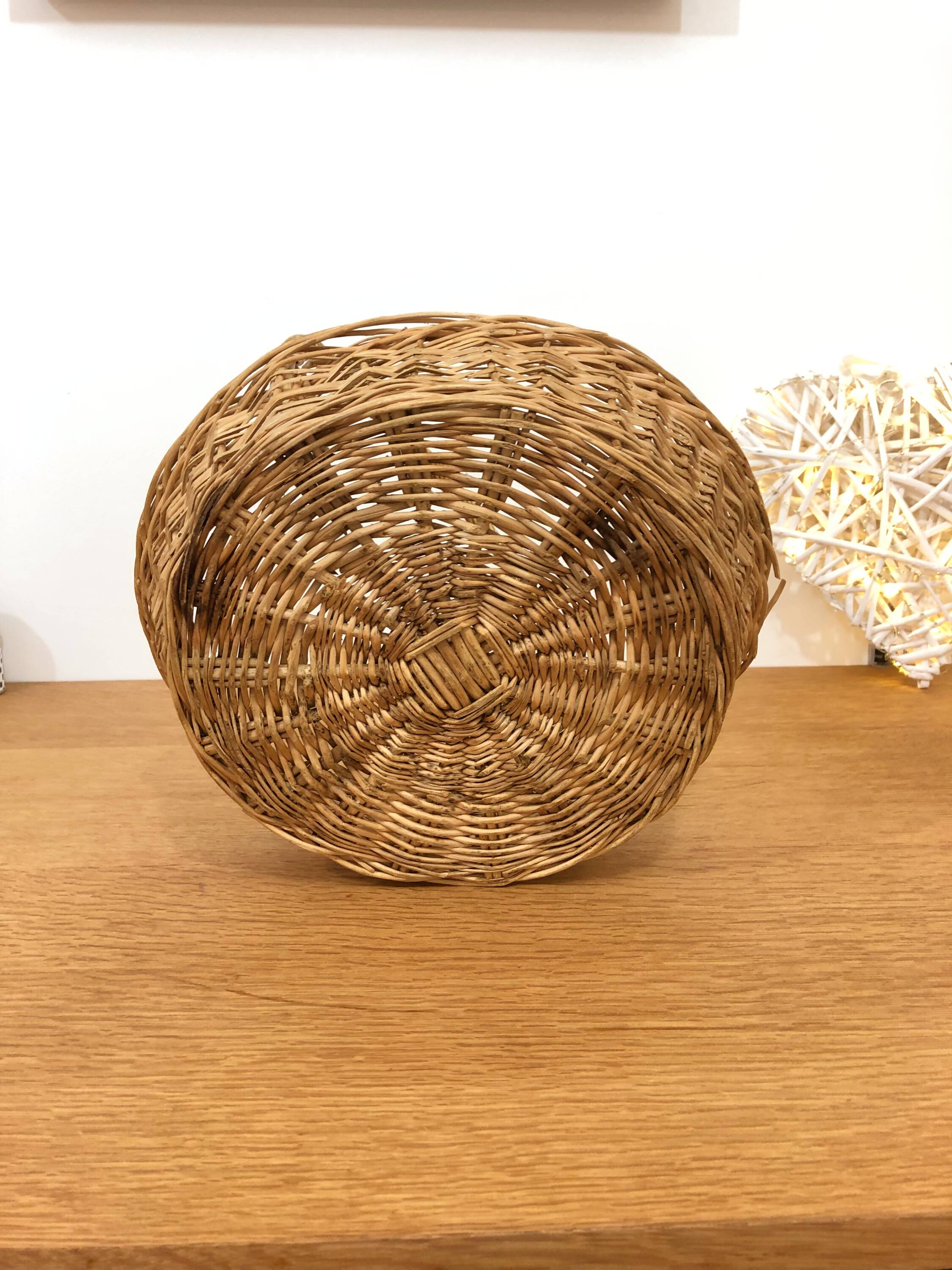 Natural wicker presentation basket