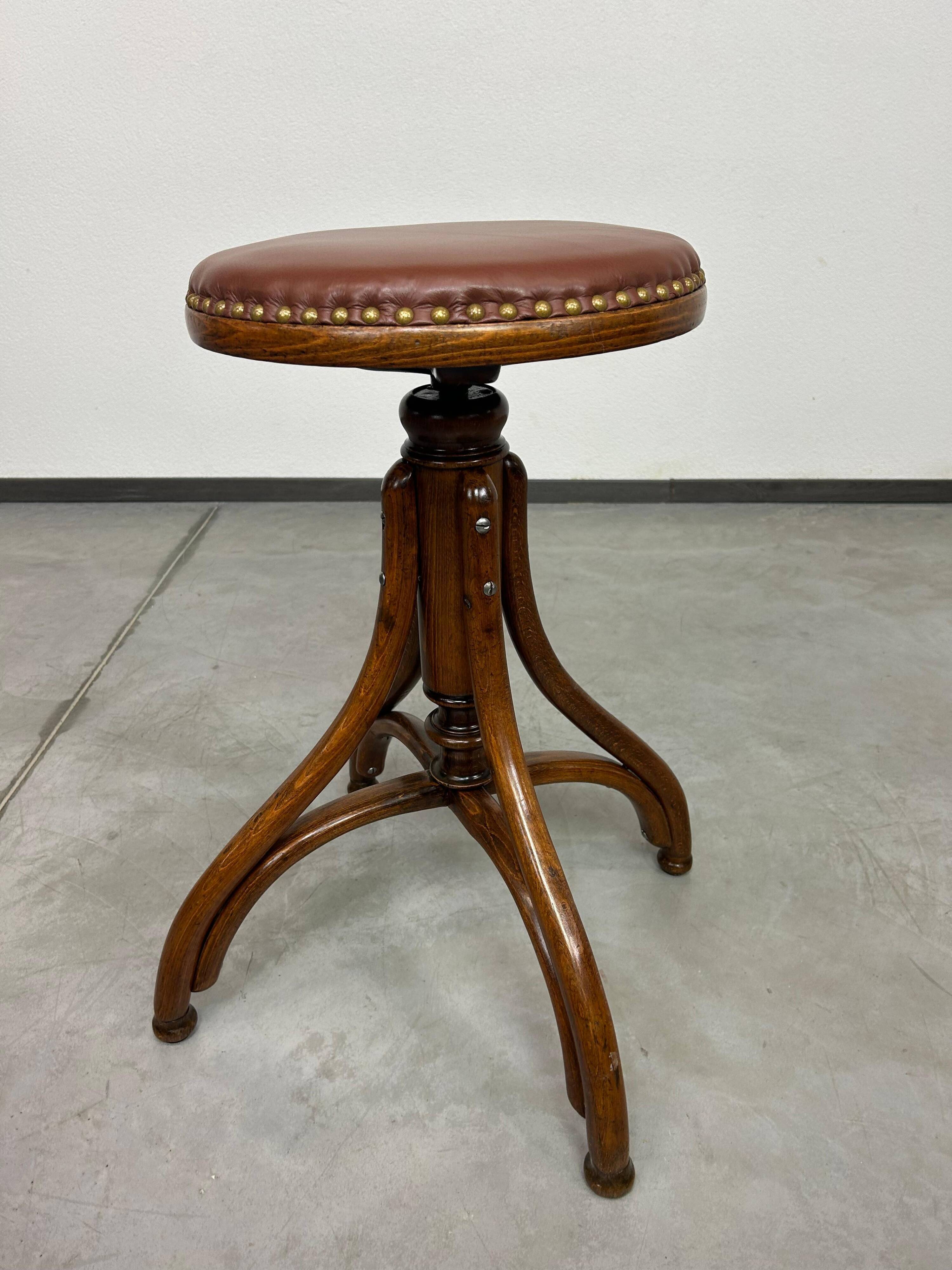 Swivel bar stool