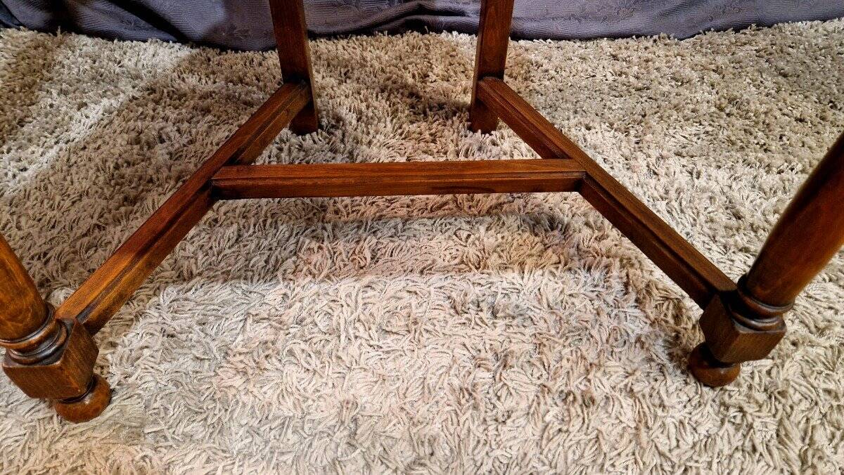 Chair known as a caquetoire.