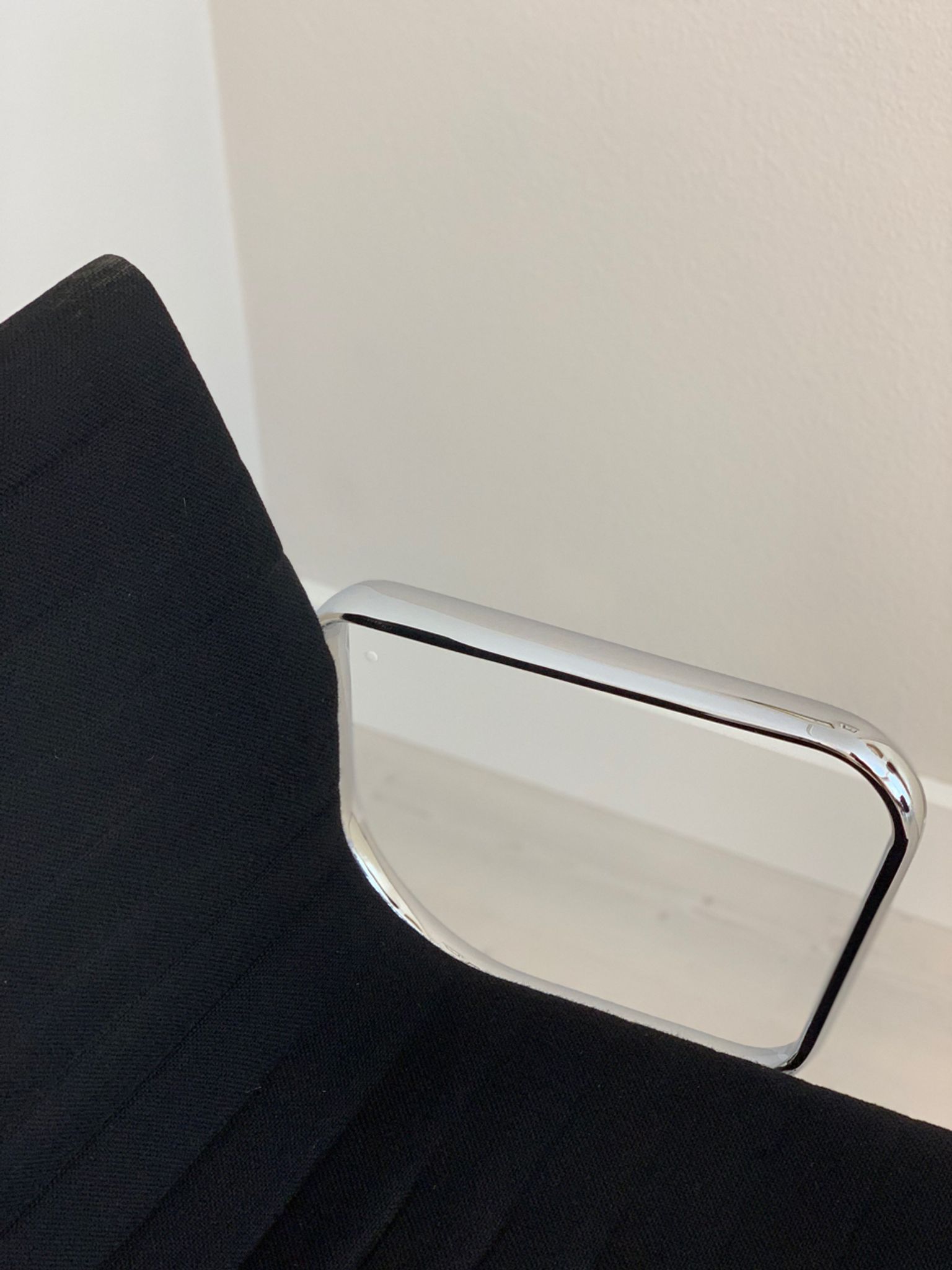 Fauteuil modèle 107 de Charles & Ray pour Vitra