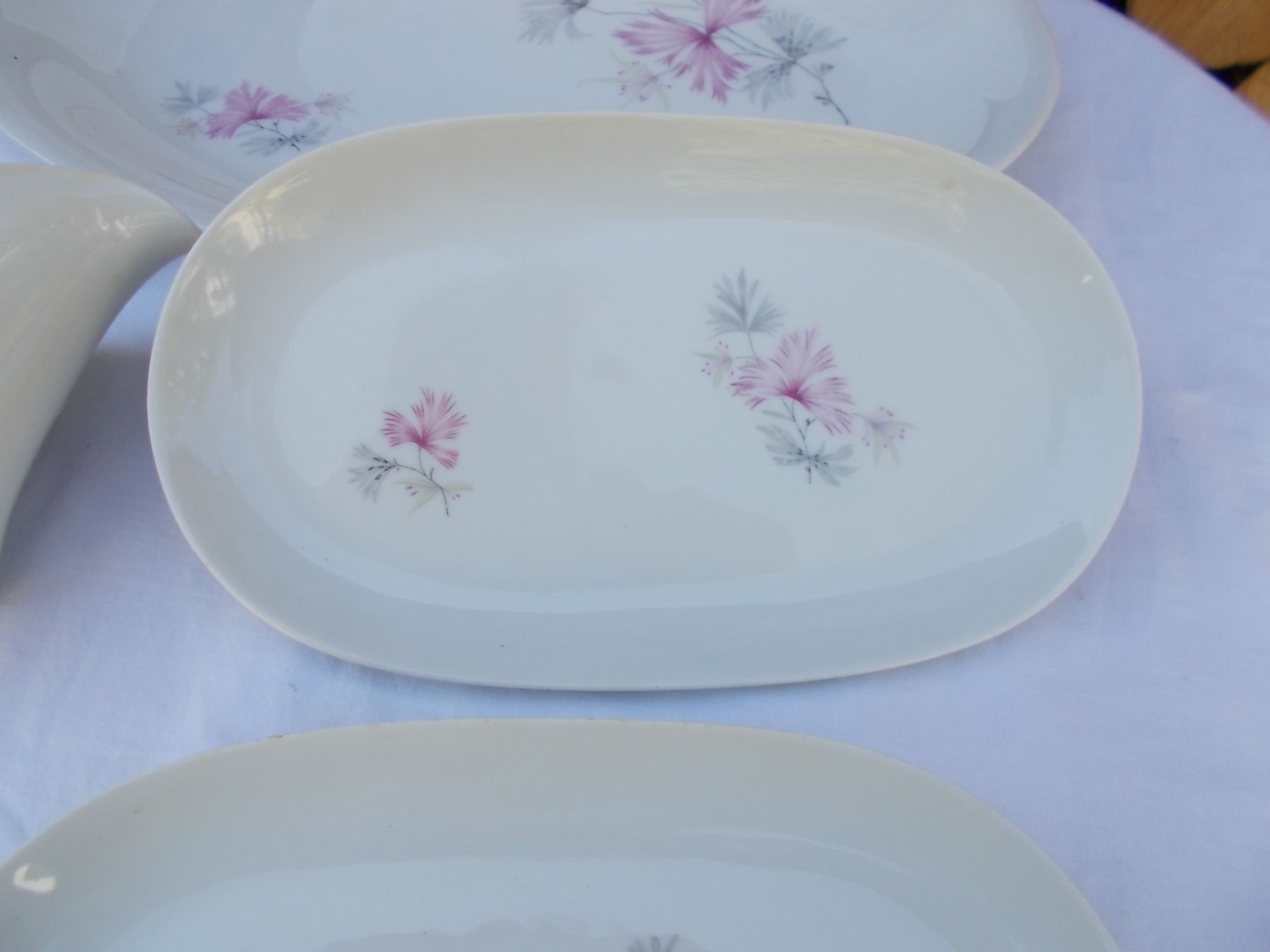 Ceramic service with 5 dishes