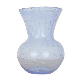 Vase en verre bullé de Biot bleu clair