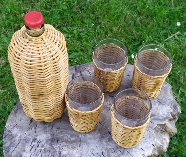 Bouteille et verres en rotin