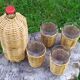 Bouteille et verres en rotin