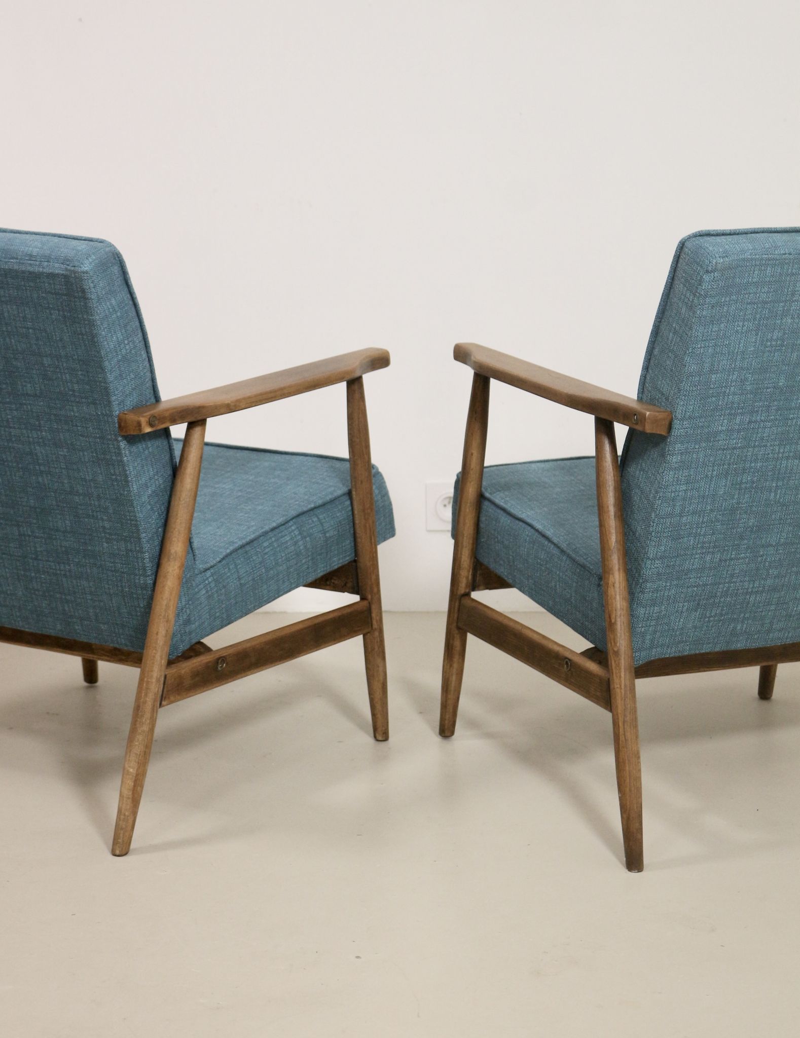 Pair of armchairs Henryk lily 300-190s 1970