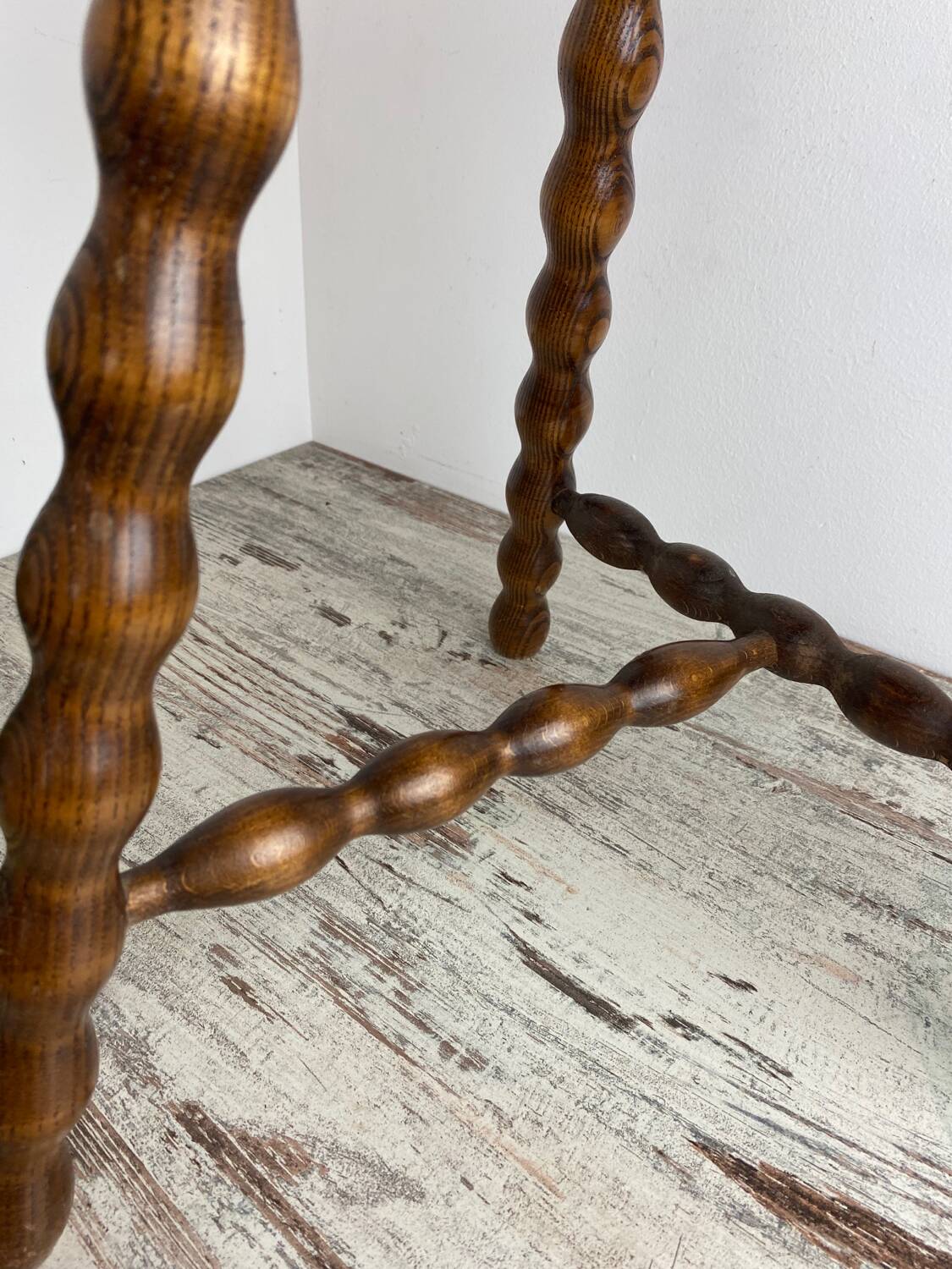Tabouret tripode en bois tourné