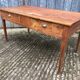 Table en bois de peuplier à 2 tiroirs de face d’époque reconstruction.