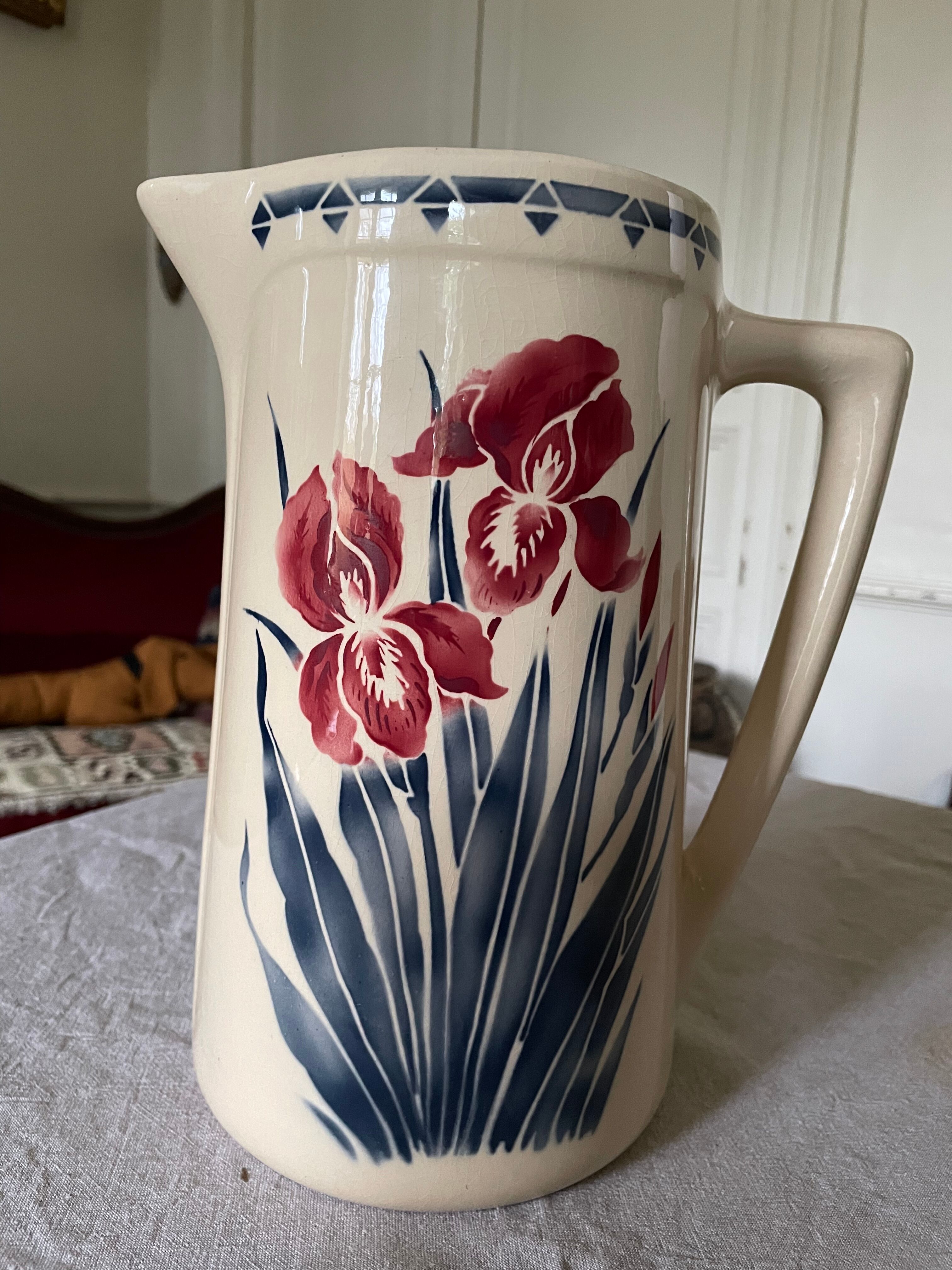 Pichet en faïence Luneville au décor d’iris