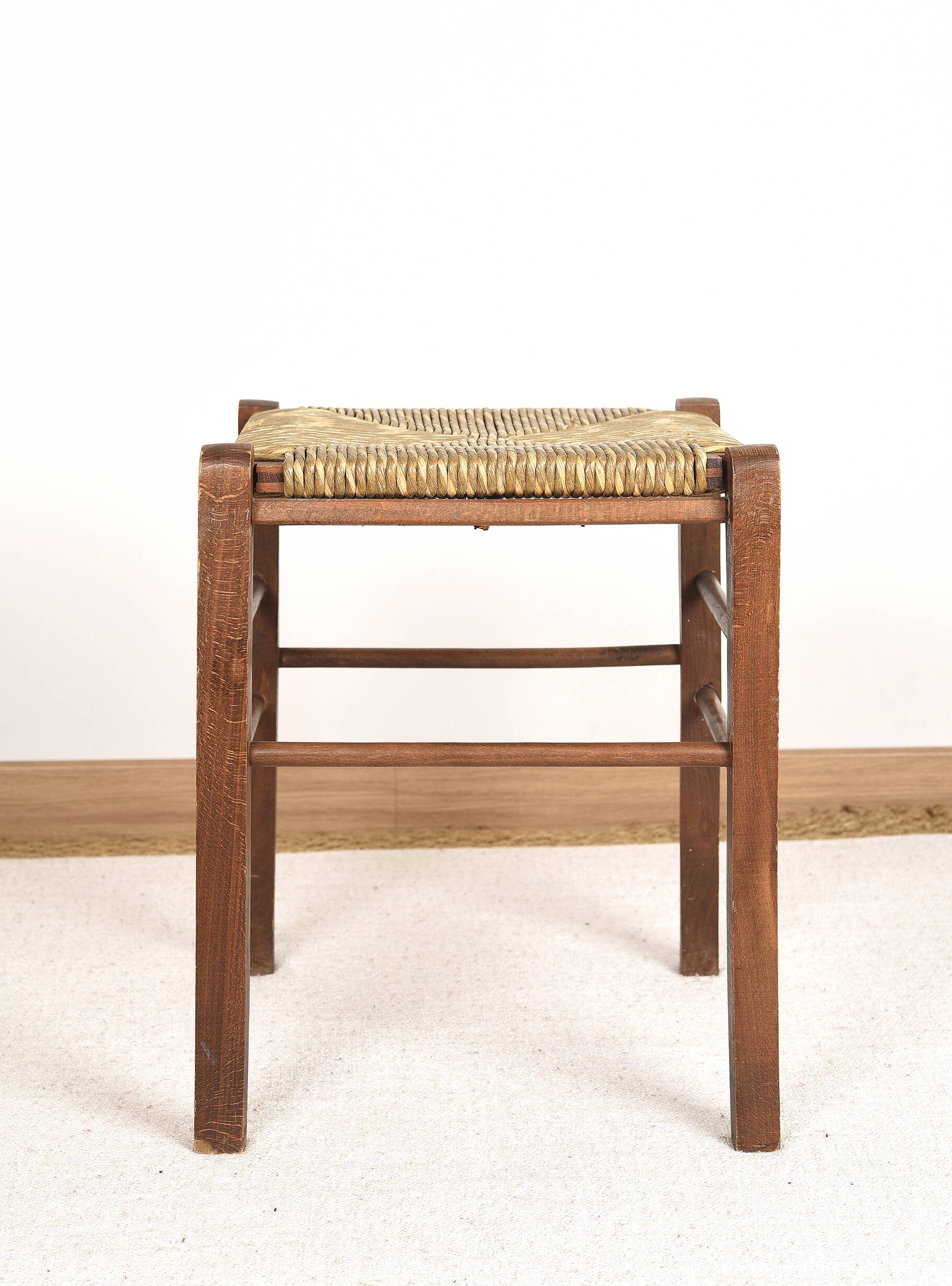 Vintage stool, square, in solid wood, straw seat.