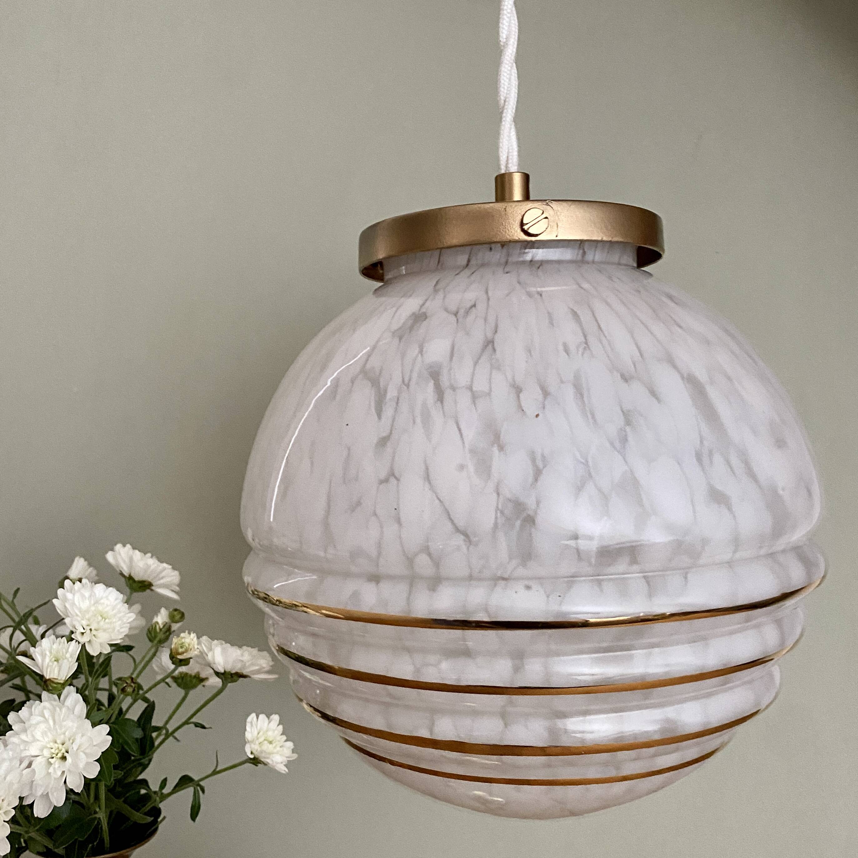 Suspension globe vintage en verre de clichy blanc et or