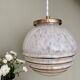 Suspension globe vintage en verre de clichy blanc et or