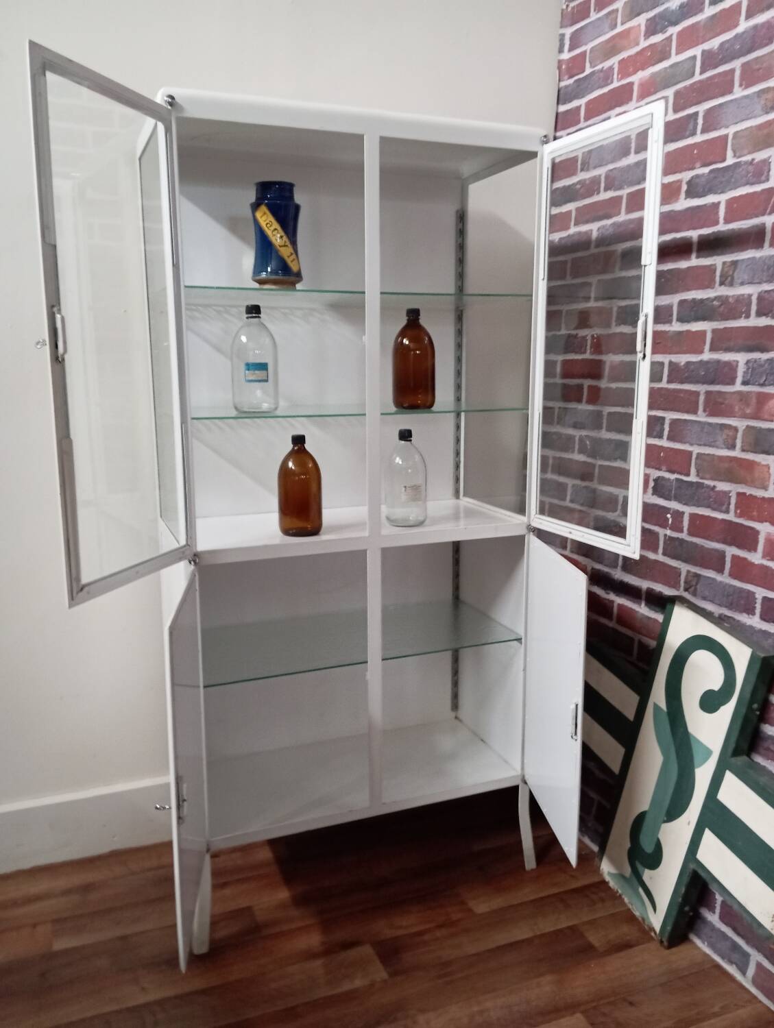 medicine cabinet / pharmacy